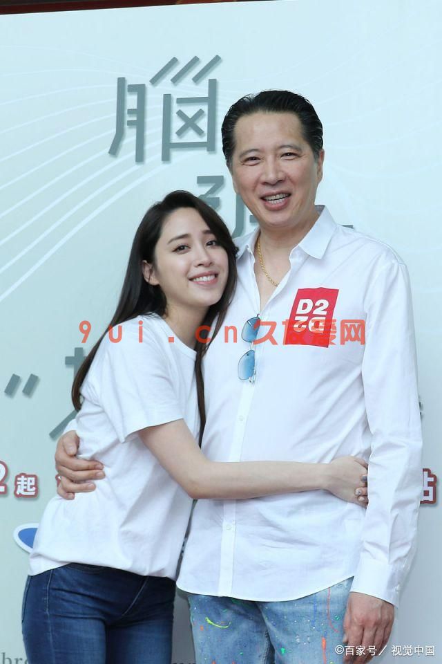 欧阳龙嘴对嘴亲欧阳妮妮，女儿明显很尴尬，但没有直接推开父亲